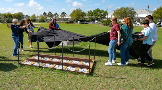 La presidenta de la Comisión de Osceola, Cheryl Grieb, inaugura el viernes un aparcabicicletas diseñado por dos alumnos de la Academia de Aprendizaje Acelerado Zenith en el Pioneer Village de Osceola.